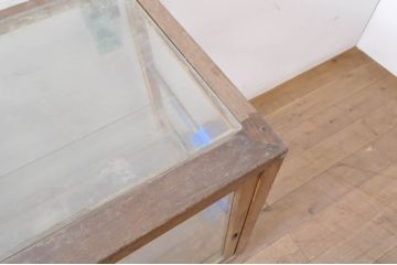 和製アンティーク　ナラ(楢)材　木枠　昭和レトロな雰囲気づくりにおすすめのロータイプガラスケース(ショーケース、飾り棚、陳列棚、店舗什器)(R-066845)