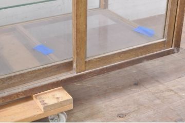 和製アンティーク　ナラ(楢)材　木枠　昭和レトロな雰囲気づくりにおすすめのロータイプガラスケース(ショーケース、飾り棚、陳列棚、店舗什器)(R-066845)