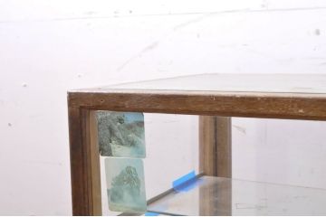 和製アンティーク　ナラ(楢)材　木枠　昭和レトロな雰囲気づくりにおすすめのロータイプガラスケース(ショーケース、飾り棚、陳列棚、店舗什器)(R-066845)