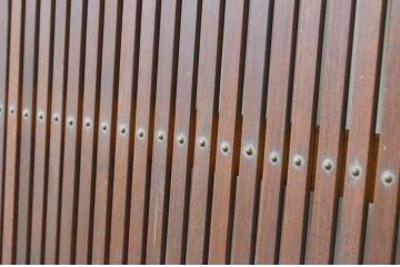 アンティーク建具　特注!!　上手物!!　モダンデザイン　真鍮(しんちゅう)鋲の高級格子戸2枚セット(引き戸、ガラス帯戸)(R-066851)