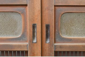 アンティーク建具　特注!!　上手物!!　モダンデザイン　真鍮(しんちゅう)鋲の高級格子戸2枚セット(引き戸、ガラス帯戸)(R-066851)