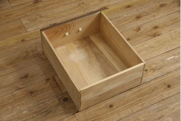 和製アンティーク　総欅(ケヤキ)材　北陸地方産　重厚な佇まいが魅力!!横桟回しの帳場箪笥(帳箱、銭戸棚、舟箪笥、船箪笥、時代箪笥、収納棚、収納タンス、サイドボード)(R-066874)