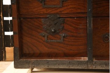 和製アンティーク　総欅(ケヤキ)材　存在感のある重厚な金具が魅力の船箪笥(帳箱、舟箪笥、時代箪笥、帳場箪笥、小物収納、小引き出し、卓上収納、観音箪笥)(R-066875)