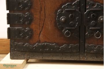 和製アンティーク　総欅(ケヤキ)材　存在感のある重厚な金具が魅力の船箪笥(帳箱、舟箪笥、時代箪笥、帳場箪笥、小物収納、小引き出し、卓上収納、観音箪笥)(R-066875)