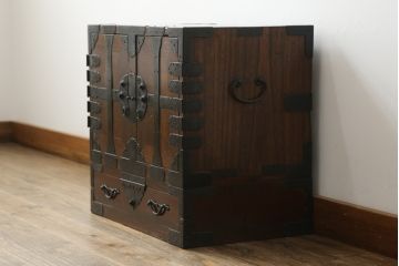 和製アンティーク　希少デザイン!!　十字金具が目を引く観音扉付き二段重ね帳場小箪笥(帳箱、船箪笥、舟箪笥、時代箪笥、収納タンス、引き出し、小物収納、卓上収納、帳場箪笥)(R-066876)
