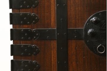 和製アンティーク　希少デザイン!!　十字金具が目を引く観音扉付き二段重ね帳場小箪笥(帳箱、船箪笥、舟箪笥、時代箪笥、収納タンス、引き出し、小物収納、卓上収納、帳場箪笥)(R-066876)