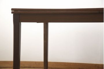 デンマークビンテージ　ローズウッド材の杢目が美しいエクステンションテーブル(ダイニングテーブル、6人掛け、8人掛け、食卓、ヴィンテージ、北欧)(R-066877)