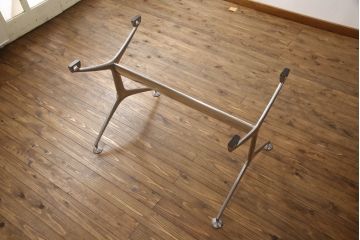 中古　Cassina(カッシーナ)　Alias(アリアス)　FRAMETABLE　ガラス天板　スタイリッシュなデザインが魅力のフレームテーブル(ダイニングテーブル、4人掛け、6人掛け、食卓、デスク、作業台)(R-066878)