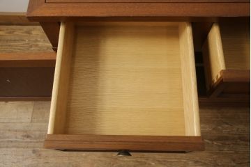 中古　DREXEL HERITAGE(ドレクセルヘリテイジ)　Triune(トライユン)　クラシカルなデザインがお洒落なテレビ台(ローボード、テレビボード、サイドキャビネット、リビングボード、収納棚、戸棚)(R-066880)