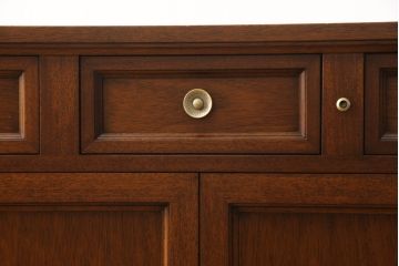 中古　DREXEL HERITAGE(ドレクセルヘリテイジ)　Triune(トライユン)　クラシカルなデザインがお洒落なテレビ台(ローボード、テレビボード、サイドキャビネット、リビングボード、収納棚、戸棚)(R-066880)
