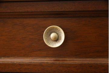 中古　DREXEL HERITAGE(ドレクセルヘリテイジ)　Triune(トライユン)　クラシカルなデザインがお洒落なテレビ台(ローボード、テレビボード、サイドキャビネット、リビングボード、収納棚、戸棚)(R-066880)