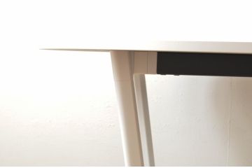 中古　短期展示品　極美品　コクヨ(KOKUYO)　リージョン(Region)　ボックス脚 円形テーブル(LT-RGC12M)　グレインドホワイト　シンプルですっきりとした佇まいが魅力のミーティングテーブル(オフィスデスク、会議テーブル、ラウンドテーブル、丸テーブル、ワークデスク)(定価約15万9千円)(R-066883)