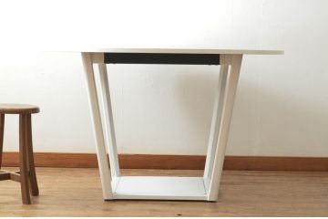 中古　短期展示品　極美品　コクヨ(KOKUYO)　リージョン(Region)　ボックス脚 円形テーブル(LT-RGC12M)　グレインドホワイト　シンプルですっきりとした佇まいが魅力のミーティングテーブル(オフィスデスク、会議テーブル、ラウンドテーブル、丸テーブル、ワークデスク)(定価約15万9千円)(R-066884)