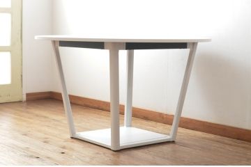 中古　短期展示品　極美品　コクヨ(KOKUYO)　リージョン(Region)　ボックス脚 円形テーブル(LT-RGC12M)　グレインドホワイト　シンプルですっきりとした佇まいが魅力のミーティングテーブル(オフィスデスク、会議テーブル、ラウンドテーブル、丸テーブル、ワークデスク)(定価約15万9千円)(R-066884)