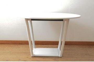 中古　短期展示品　極美品　コクヨ(KOKUYO)　リージョン(Region)　ボックス脚 円形テーブル(LT-RGC12M)　グレインドホワイト　シンプルですっきりとした佇まいが魅力のミーティングテーブル(オフィスデスク、会議テーブル、ラウンドテーブル、丸テーブル、ワークデスク)(定価約15万9千円)(R-066884)