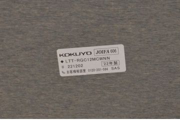 中古　短期展示品　極美品　コクヨ(KOKUYO)　リージョン(Region)　ボックス脚 円形テーブル(LT-RGC12M)　グレインドホワイト　シンプルですっきりとした佇まいが魅力のミーティングテーブル(オフィスデスク、会議テーブル、ラウンドテーブル、丸テーブル、ワークデスク)(定価約15万9千円)(R-066884)