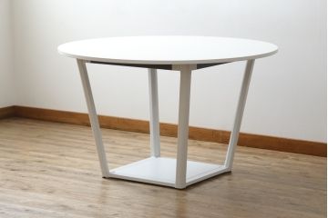 中古　短期展示品　極美品　コクヨ(KOKUYO)　リージョン(Region)　ボックス脚 円形テーブル(LT-RGC12M)　グレインドホワイト　シンプルですっきりとした佇まいが魅力のミーティングテーブル(オフィスデスク、会議テーブル、ラウンドテーブル、丸テーブル、ワークデスク)(定価約15万9千円)(R-066885)