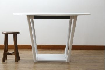 中古　短期展示品　極美品　コクヨ(KOKUYO)　リージョン(Region)　ボックス脚 円形テーブル(LT-RGC12M)　グレインドホワイト　シンプルですっきりとした佇まいが魅力のミーティングテーブル(オフィスデスク、会議テーブル、ラウンドテーブル、丸テーブル、ワークデスク)(定価約15万9千円)(R-066885)