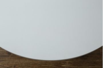 中古　短期展示品　極美品　コクヨ(KOKUYO)　リージョン(Region)　ボックス脚 円形テーブル(LT-RGC12M)　グレインドホワイト　シンプルですっきりとした佇まいが魅力のミーティングテーブル(オフィスデスク、会議テーブル、ラウンドテーブル、丸テーブル、ワークデスク)(定価約15万9千円)(R-066885)