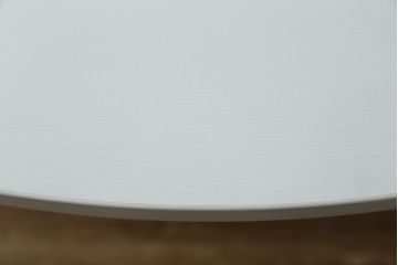 中古　短期展示品　極美品　コクヨ(KOKUYO)　リージョン(Region)　ボックス脚 円形テーブル(LT-RGC12M)　グレインドホワイト　シンプルですっきりとした佇まいが魅力のミーティングテーブル(オフィスデスク、会議テーブル、ラウンドテーブル、丸テーブル、ワークデスク)(定価約15万9千円)(R-066885)