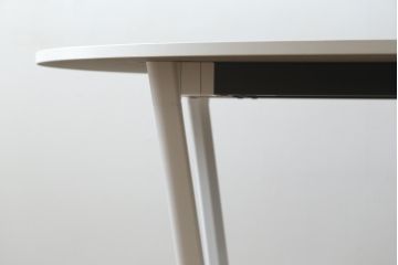 中古　短期展示品　極美品　コクヨ(KOKUYO)　リージョン(Region)　ボックス脚 円形テーブル(LT-RGC12M)　グレインドホワイト　シンプルですっきりとした佇まいが魅力のミーティングテーブル(オフィスデスク、会議テーブル、ラウンドテーブル、丸テーブル、ワークデスク)(定価約15万9千円)(R-066885)