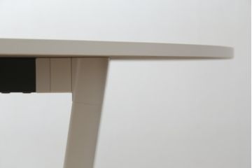 中古　短期展示品　極美品　コクヨ(KOKUYO)　リージョン(Region)　ボックス脚 円形テーブル(LT-RGC12M)　グレインドホワイト　シンプルですっきりとした佇まいが魅力のミーティングテーブル(オフィスデスク、会議テーブル、ラウンドテーブル、丸テーブル、ワークデスク)(定価約15万9千円)(R-066885)