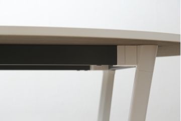 中古　短期展示品　極美品　コクヨ(KOKUYO)　リージョン(Region)　ボックス脚 円形テーブル(LT-RGC12M)　グレインドホワイト　シンプルですっきりとした佇まいが魅力のミーティングテーブル(オフィスデスク、会議テーブル、ラウンドテーブル、丸テーブル、ワークデスク)(定価約15万9千円)(R-066885)