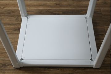 中古　短期展示品　極美品　コクヨ(KOKUYO)　リージョン(Region)　ボックス脚 円形テーブル(LT-RGC12M)　グレインドホワイト　シンプルですっきりとした佇まいが魅力のミーティングテーブル(オフィスデスク、会議テーブル、ラウンドテーブル、丸テーブル、ワークデスク)(定価約15万9千円)(R-066885)