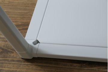 中古　短期展示品　極美品　コクヨ(KOKUYO)　リージョン(Region)　ボックス脚 円形テーブル(LT-RGC12M)　グレインドホワイト　シンプルですっきりとした佇まいが魅力のミーティングテーブル(オフィスデスク、会議テーブル、ラウンドテーブル、丸テーブル、ワークデスク)(定価約15万9千円)(R-066885)