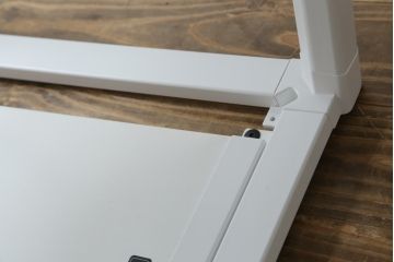 中古　短期展示品　極美品　コクヨ(KOKUYO)　リージョン(Region)　ボックス脚 円形テーブル(LT-RGC12M)　グレインドホワイト　シンプルですっきりとした佇まいが魅力のミーティングテーブル(オフィスデスク、会議テーブル、ラウンドテーブル、丸テーブル、ワークデスク)(定価約15万9千円)(R-066885)