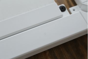 中古　短期展示品　極美品　コクヨ(KOKUYO)　リージョン(Region)　ボックス脚 円形テーブル(LT-RGC12M)　グレインドホワイト　シンプルですっきりとした佇まいが魅力のミーティングテーブル(オフィスデスク、会議テーブル、ラウンドテーブル、丸テーブル、ワークデスク)(定価約15万9千円)(R-066885)