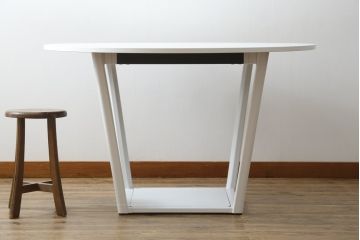 中古　短期展示品　極美品　コクヨ(KOKUYO)　リージョン(Region)　ボックス脚 円形テーブル(LT-RGC12M)　グレインドホワイト　シンプルですっきりとした佇まいが魅力のミーティングテーブル(オフィスデスク、会議テーブル、ラウンドテーブル、丸テーブル、ワークデスク)(定価約15万9千円)(R-066885)