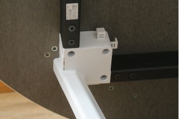 中古　短期展示品　極美品　コクヨ(KOKUYO)　リージョン(Region)　ボックス脚 円形テーブル(LT-RGC12M)　グレインドホワイト　シンプルですっきりとした佇まいが魅力のミーティングテーブル(オフィスデスク、会議テーブル、ラウンドテーブル、丸テーブル、ワークデスク)(定価約15万9千円)(R-066885)