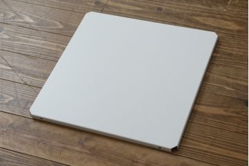中古　短期展示品　極美品　コクヨ(KOKUYO)　リージョン(Region)　ボックス脚 円形テーブル(LT-RGC12M)　グレインドホワイト　シンプルですっきりとした佇まいが魅力のミーティングテーブル(オフィスデスク、会議テーブル、ラウンドテーブル、丸テーブル、ワークデスク)(定価約15万9千円)(R-066885)