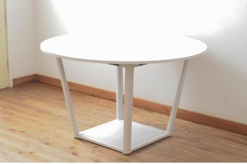 中古　短期展示品　極美品　コクヨ(KOKUYO)　リージョン(Region)　ボックス脚 円形テーブル(LT-RGC12M)　グレインドホワイト　シンプルですっきりとした佇まいが魅力のミーティングテーブル(オフィスデスク、会議テーブル、ラウンドテーブル、丸テーブル、ワークデスク)(定価約15万9千円)(R-066886)