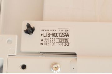 中古　短期展示品　極美品　コクヨ(KOKUYO)　リージョン(Region)　ボックス脚 円形テーブル(LT-RGC12M)　グレインドホワイト　シンプルですっきりとした佇まいが魅力のミーティングテーブル(オフィスデスク、会議テーブル、ラウンドテーブル、丸テーブル、ワークデスク)(定価約15万9千円)(R-066886)