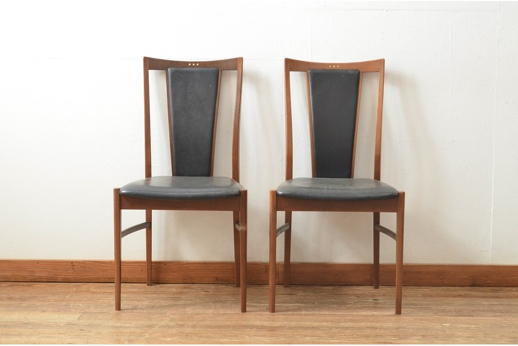 イタリアヴィンテージ　マホガニー材　合皮　洗練された佇まいが魅力のダイニングチェア2脚セット　(R-066892)
