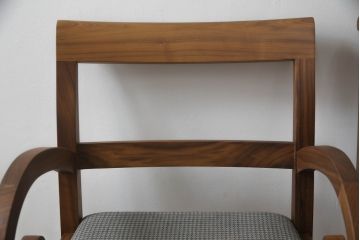中古　美品　イタリア製　ポラダ(porada)社　GARBO(ガルボ)　優美な曲線デザインが目を惹くアームチェア2脚セット(ダイニングチェア、椅子、イス)(定価2脚で約34万3千円)(R-066900)