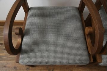 中古　美品　イタリア製　ポラダ(porada)社　GARBO(ガルボ)　優美な曲線デザインが目を惹くアームチェア2脚セット(ダイニングチェア、椅子、イス)(定価2脚で約34万3千円)(R-066900)