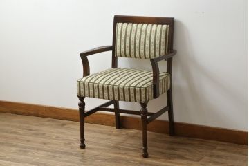 中古　神戸洋家具　メープル不二屋(MAPULE FUJIYA)　クラシカルな佇まいが魅力のアームチェア(ダイニングチェア、椅子、イス)(R-066901)
