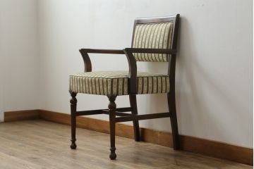中古　神戸洋家具　メープル不二屋(MAPULE FUJIYA)　クラシカルな佇まいが魅力のアームチェア(ダイニングチェア、椅子、イス)(R-066901)