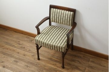 中古　神戸洋家具　メープル不二屋(MAPULE FUJIYA)　クラシカルな佇まいが魅力のアームチェア(ダイニングチェア、椅子、イス)(R-066901)