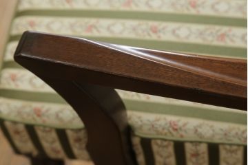 中古　神戸洋家具　メープル不二屋(MAPULE FUJIYA)　クラシカルな佇まいが魅力のアームチェア(ダイニングチェア、椅子、イス)(R-066901)