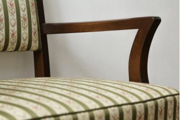 中古　神戸洋家具　メープル不二屋(MAPULE FUJIYA)　クラシカルな佇まいが魅力のアームチェア(ダイニングチェア、椅子、イス)(R-066901)