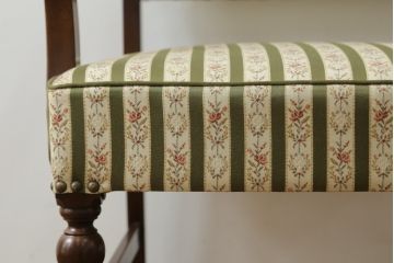 中古　神戸洋家具　メープル不二屋(MAPULE FUJIYA)　クラシカルな佇まいが魅力のアームチェア(ダイニングチェア、椅子、イス)(R-066901)