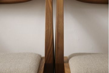 中古　極美品　イタリア製　ポラダ(porada)社　アーレキン(ARLEKIN)　優美な曲線ラインが目を惹くダイニングチェア2脚セット(椅子、イス、いす)(定価2脚で約29万7千円)(R-066905)