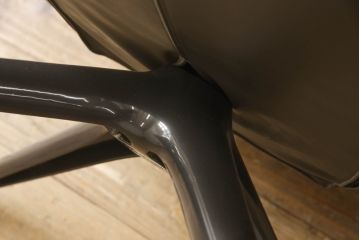 中古　極美品　Poliform(ポリフォーム)　Marcel Wanders(マルセル・ワンダース)　MAD JOKER(マッド・ジョーカー)　心地良いくつろぎの空間を演出するアームチェア(ラウンジチェア、一人掛けソファ、1人掛けソファ、パーソナルチェア、回転椅子、回転イス、回転チェア)(定価約61万9千円)(R-066906)