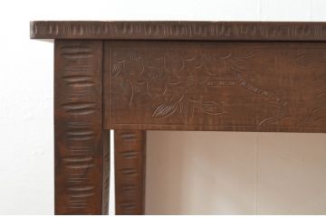 中古　美品　軽井沢彫り　隅々まで丁寧に施された彫刻デザインが魅力の平机(コンソールテーブル、ワークデスク、在宅用、在宅ワーク用、作業台)(定価約55万円)(R-066907)