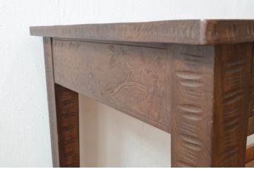 中古　美品　軽井沢彫り　隅々まで丁寧に施された彫刻デザインが魅力の平机(コンソールテーブル、ワークデスク、在宅用、在宅ワーク用、作業台)(定価約55万円)(R-066907)