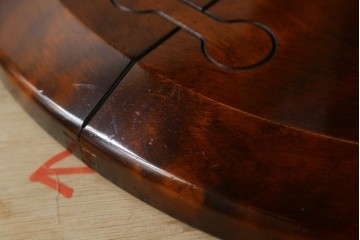 中古　美品　星野民藝(星野民芸)　艶やかな木肌と深みある色合いが魅力のラウンドダイニングテーブル　(R-066914)